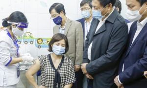 Gần 380 người được tiêm vắc xin COVID-19 trong ngày đầu tiên, 100% chưa có...
