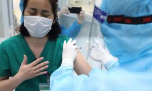 Nữ điều dưỡng tại Hà Nội sốt nhẹ sau khi tiêm vaccine Covid-19