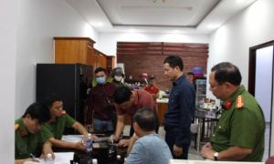 Bắt giữ vợ chồng chủ hệ thống trạm xăng dầu Vân Trúc có liên quan đến đường...