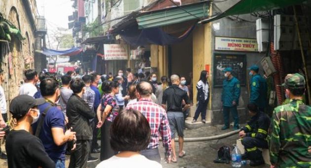 Cháy nhà trong ngõ sâu phố cổ Hà Nội, người dân tháo chạy