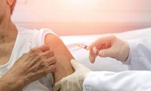 Cụ ông vô tình bị tiêm 2 liều vaccine COVID-19 một ngày