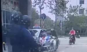 Người đàn ông đang đi xe máy bị hất ngã nhào vì một lý do