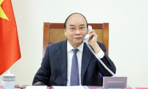 Thủ tướng Nguyễn Xuân Phúc điện đàm với Thủ tướng Singapore Lý Hiển Long
