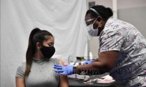 Bang đầu tiên của Mỹ chủng ngừa vaccine cho người từ 16 tuổi