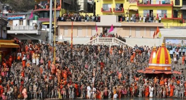 Hàng trăm ngàn người Ấn Độ hành hương về sông Hằng bất chấp COVID-19