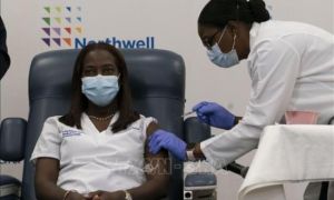 Mỹ trưng bày lọ chứa liều vaccine đầu tiên trong bảo tàng