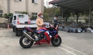 Tài xế phóng mô tô 299km/h trên đại lộ Thăng Long bị phạt 10,5 triệu