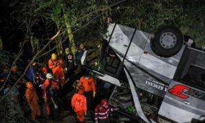 Xe buýt chở trẻ em lao xuống vực sâu ở Indonesia: 27 người chết, 39 sống sót