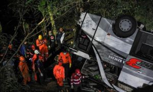 Xe chở học sinh lao xuống vực, 27 người chết