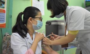 Khánh Hòa tiêm vắc xin COVID-19 cho nhân viên tuyến đầu chống dịch