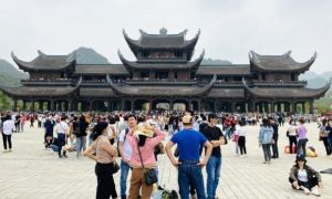 5 vạn người đổ về chùa Tam Chúc, tỉnh Hà Nam phải tìm giải pháp