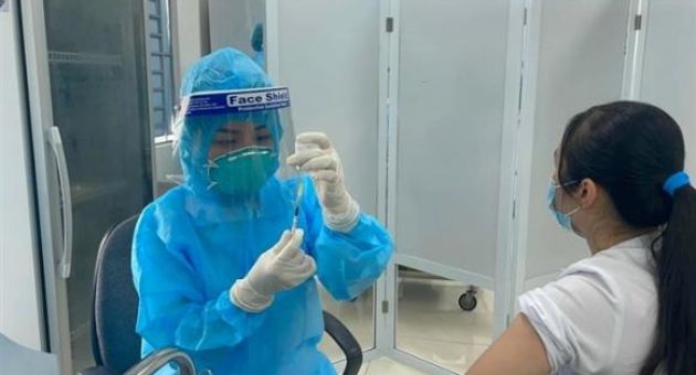 Hơn 10.000 người Việt Nam tiêm vaccine COVID-19
