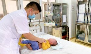 Mẹ nhầm cồn 90 độ rửa mũi cho con, bé trai 5 tháng bị bỏng niêm mạc