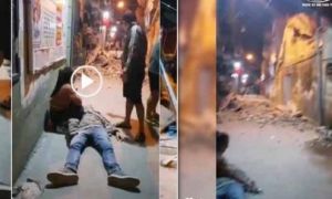 Hà Nội: Bức tường bất ngờ đổ sập khiến người đàn ông đi xe máy bất tỉnh, vợ...