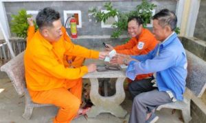Nhân viên điện lực nhặt được của rơi trả lại người mất