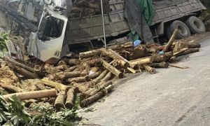 Xe tải chở gỗ keo gặp tai nạn thảm khốc ở Thanh Hóa, 7 người ngồi trên ca bin...