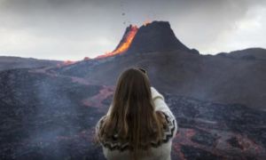 Người dân Iceland đổ xô đi xem núi lửa phun trào sau gần 800 năm