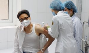 Phó Thủ tướng Vũ Đức Đam tiêm thử nghiệm vắc xin Covid-19 của Việt Nam