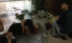 Hà Nội: Thủng trần chung cư, đôi nam nữ rơi lọt xuống đất trọng thương