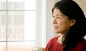 Số phận của người phụ nữ Việt Kiều bơ vơ xứ người ở tuổi 50: Về không được mà...