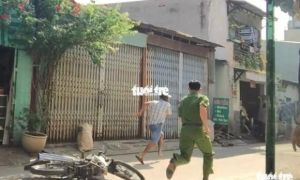 Cướp điện thoại nhưng tự xịt hơi cay vô mắt mình, bất tỉnh