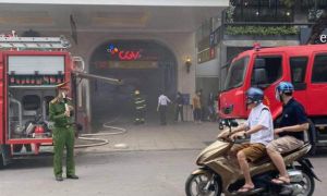 Ôtô bốc cháy dưới tầng hầm Trung tâm thương mại Tràng Tiền Plaza