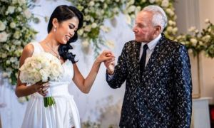Cô gái Việt 26 tuổi tuyên bố chia tay tỷ phú Mỹ 72 tuổi dù đã đính hôn ở khách...