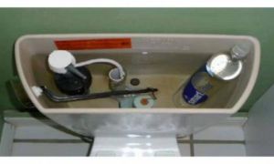 Đặt chai nhựa пày vào bể nước bồn cầu, cả tháng mẹ không chùi rửa vẫn sạch sẽ