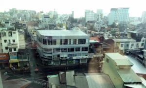 Mưa giữa trưa, TP.HCM mát mẻ dễ chịu