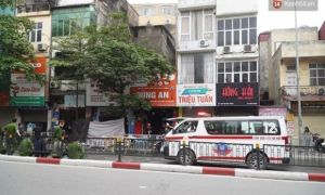 Người thân đau đớn, suy sụp ngồi bên ngoài căn nhà bốc cháy khiến 4 người tử...