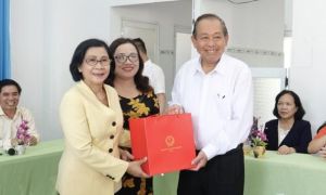 Phó thủ tướng Trương Hòa Bình tặng quà cho trẻ khuyết tật Quảng Ngãi