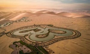 Hồ hình trái tim trên sa mạc ở Dubai