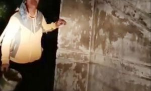 Phẫn nộ: Đổ phân lên người bé 2 tuổi để đòi nợ