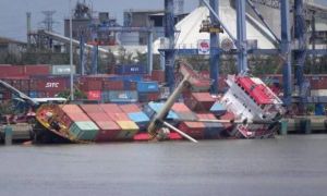 Nóng: Đang cứu nạn tàu chở container bị lật tại cảng Tân Cảng Hiệp Phước
