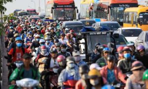 Người dân ùn ùn rời Hà Nội và Sài Gòn về quê nghỉ lễ