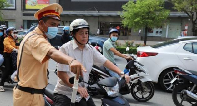 Cần Thơ đồng loạt kiểm tra, nhắc nhở người đi đường đeo khẩu trang