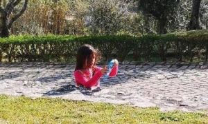 Giải bí ẩn bức ảnh bé gái 'mắc kẹt' trong bêtông