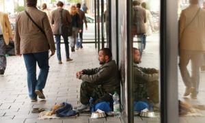 Tại sao hố sâu ngăn cách giàu nghèo ngày một tồi tệ tại quốc gia giàu nhất...