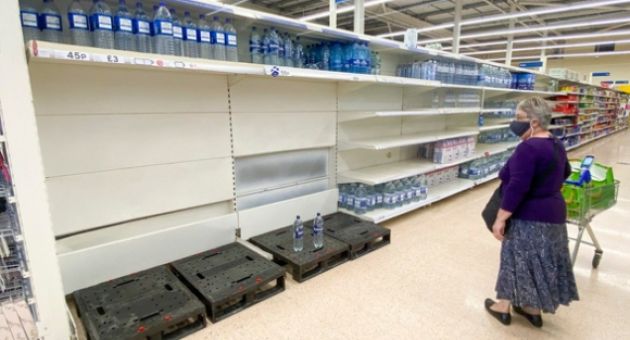 Anh không cách ly nhân viên siêu thị để giữ vững chuỗi cung ứng