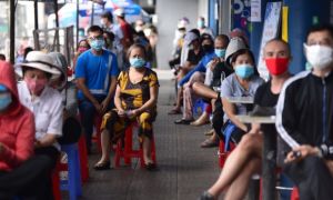 TP.HCM: Hàng chưa kịp lên kệ siêu thị, người mua đã xếp hàng chờ sẵn