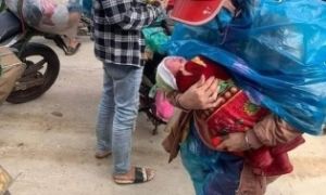 Cặp vợ chồng bế con 10 ngày tuổi đi xe máy từ Bình Dương đã về đến Nghệ An