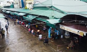 Hà Nội: Tạm dừng hoạt động chợ Phùng Khoang, hàng trăm tiểu thương đội mưa chờ...