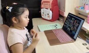 Phụ huynh lớp 1 lo con chưa biết đọc, biết viết đã phải học online