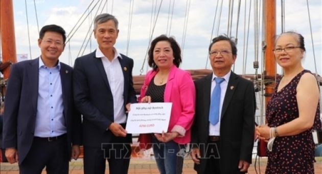 Kiều bào tại Đức tích cực quyên góp, hỗ trợ chống dịch ở Việt Nam