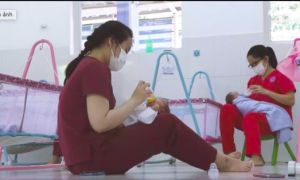 Nữ tiếp viên hàng không ''làm mẹ'' hàng chục đứa trẻ sơ sinh có mẹ là F0