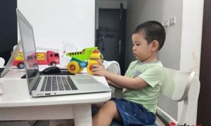 Tôi nên làm gì khi con trai lớp 1 đang học online thì đòi ăn bánh, chơi đồ chơi?