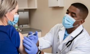 Phản ứng sau tiêm vaccine COVID-19 sẽ khác nhau theo giới tính?