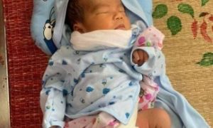 Bé trai bị bỏ lại trong chiếc giỏ nhựa giữa đêm