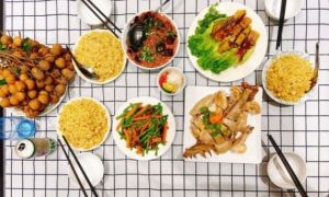 Chồng nấu cơm cữ cho vợ trong dịch, 30 ngày không trùng bữa
