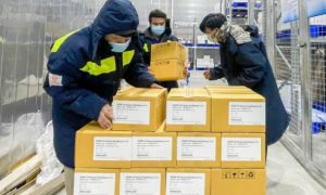 Bàn giao hơn 1,3 triệu liều AstraZeneca cho Bộ Y tế
